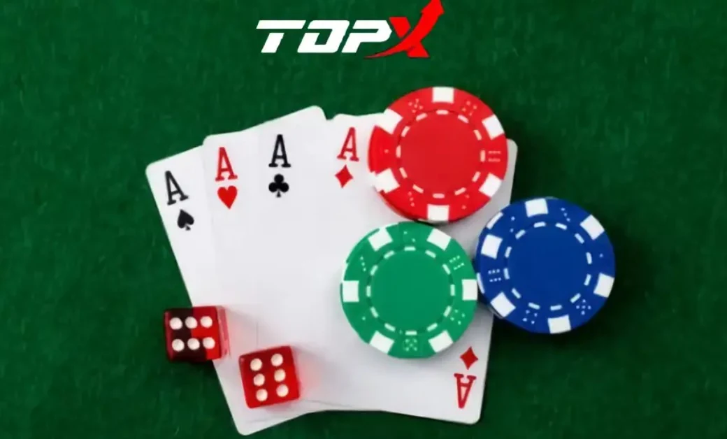 Ases e fichas sobre feltro verde, com o logotipo da TopX