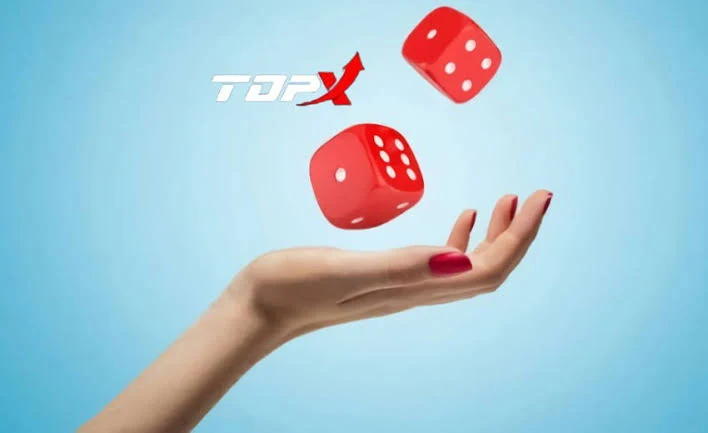 Mão feminina lançando dois dados vermelhos sobre fundo azul claro, com o logotipo da TopX